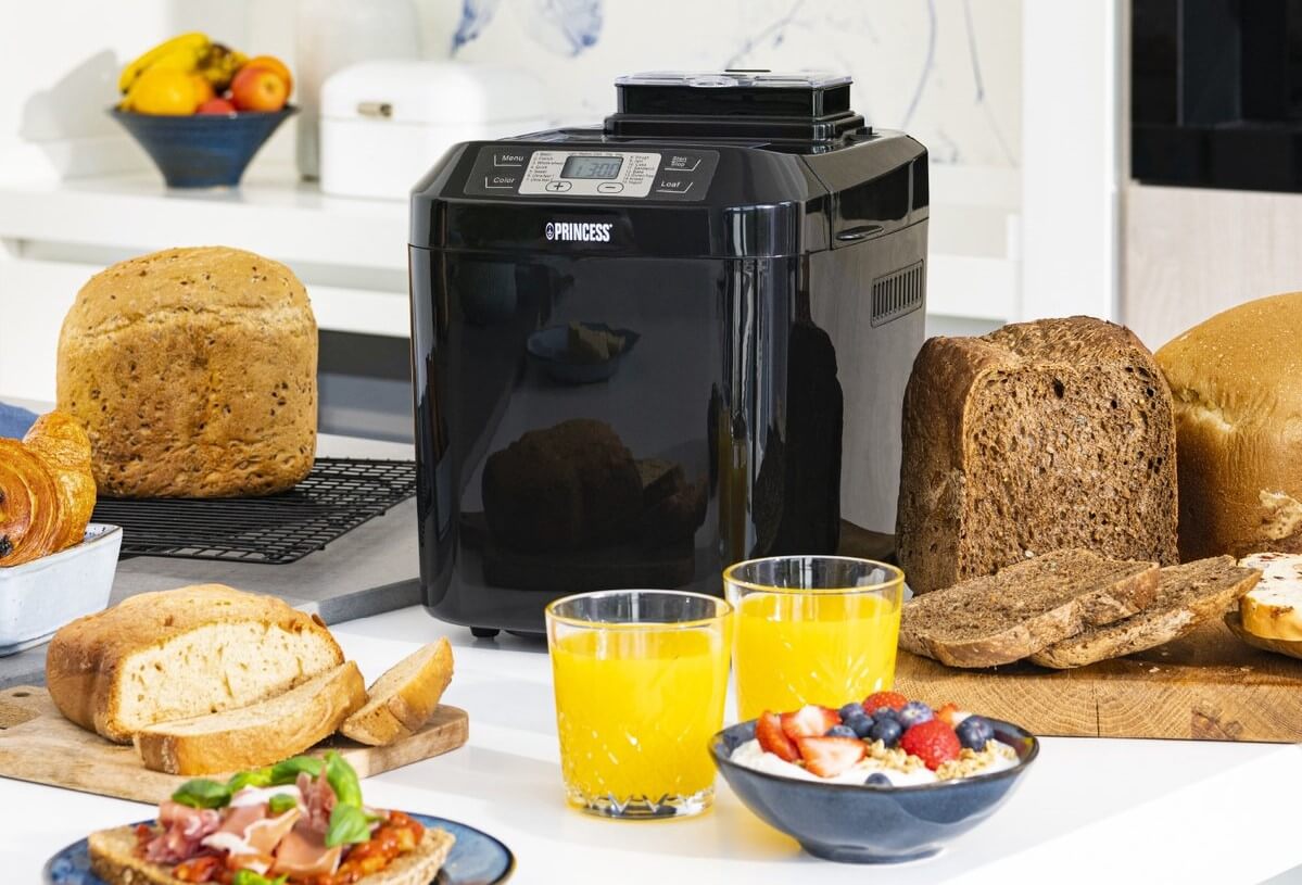 Princess 152010 in de keuken met fruitsap en brood